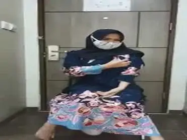 Cewe Kerudung Hitam Squirt Di Pintu