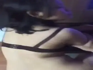 Cewek Cantik Bra Coklat Pasrah Digenjot Doggy