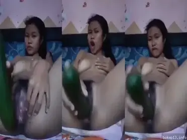 Cewek nakal doyan masturbasi pakai mentimun super horny