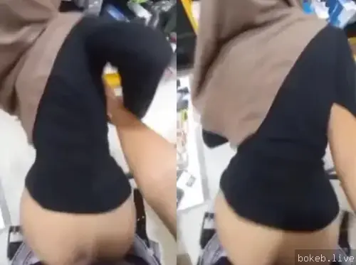 Main Belakang Di Sofa Sempit Bikin Karpet Jadi Becek